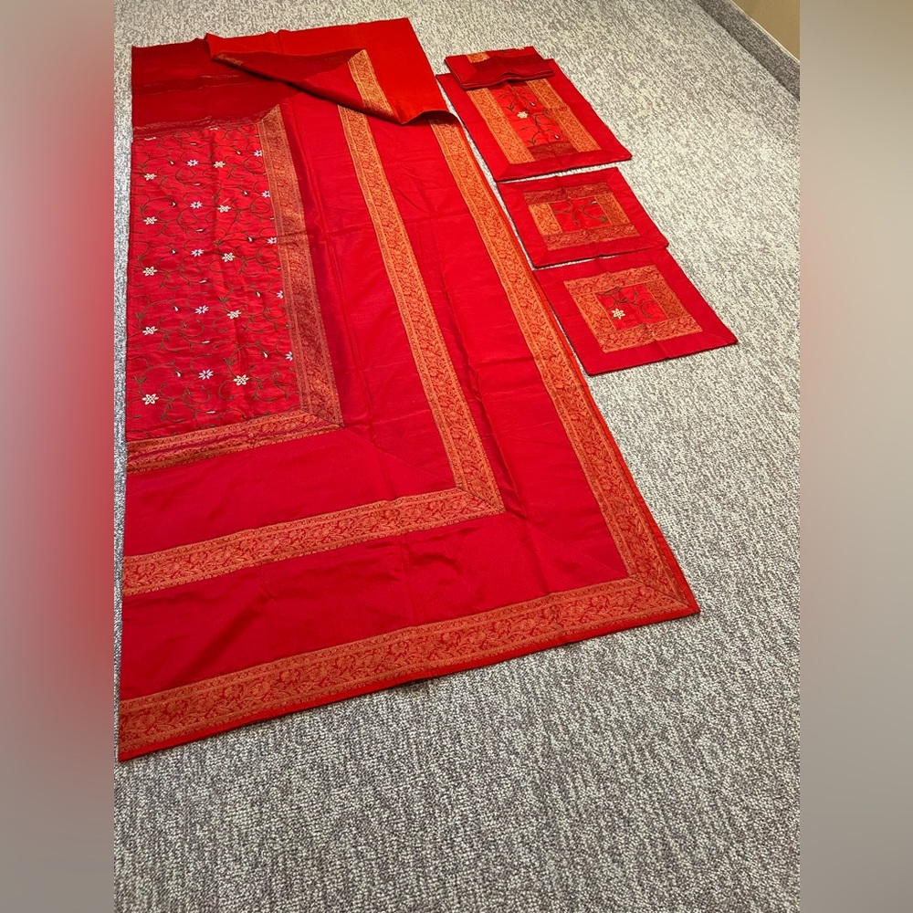 Bedspread and matching pillow cases